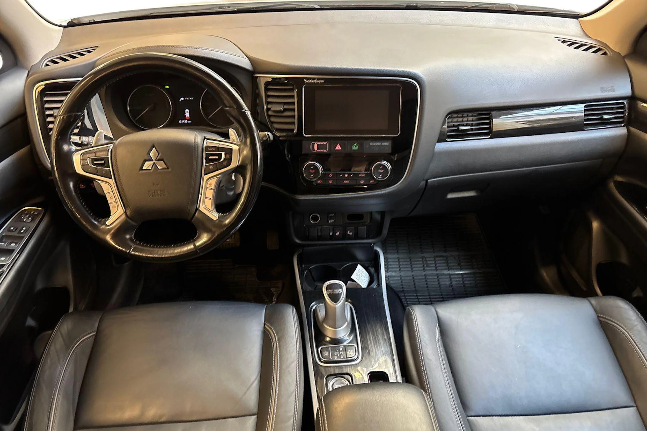 valkoinen Mitsubishi Outlander PHEV 2018 kuva 7.