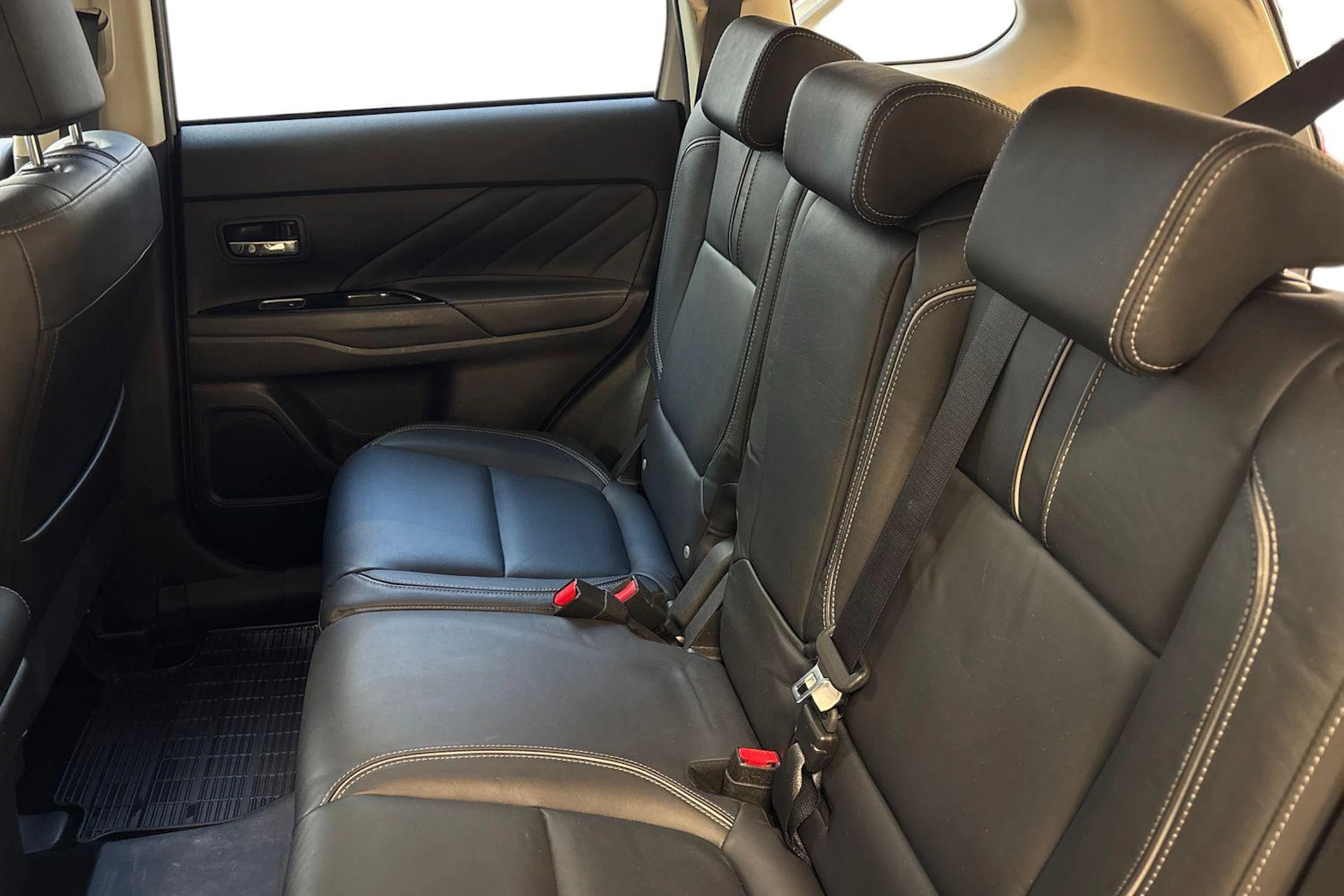 valkoinen Mitsubishi Outlander PHEV 2018 kuva 8.