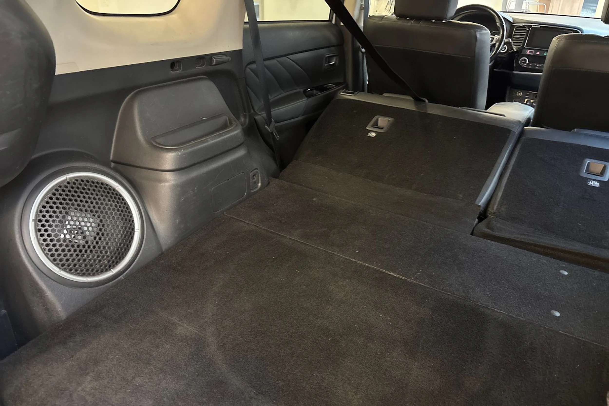 valkoinen Mitsubishi Outlander PHEV 2018 kuva 12.