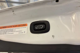 valkoinen Mitsubishi Outlander PHEV 2018 kuva 14.