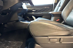 valkoinen Mitsubishi Outlander PHEV 2018 kuva 16.