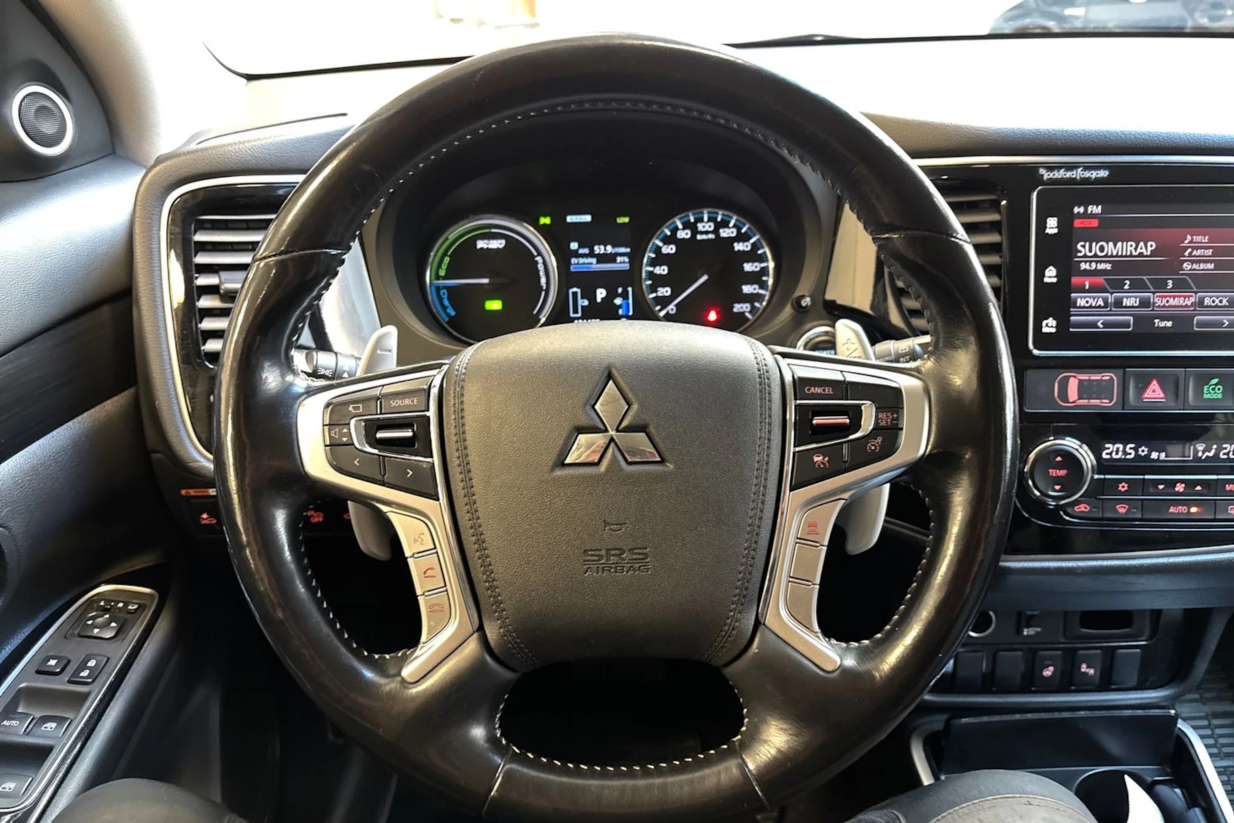 valkoinen Mitsubishi Outlander PHEV 2018 kuva 17.