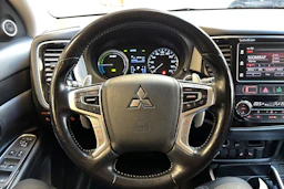 valkoinen Mitsubishi Outlander PHEV 2018 kuva 17.