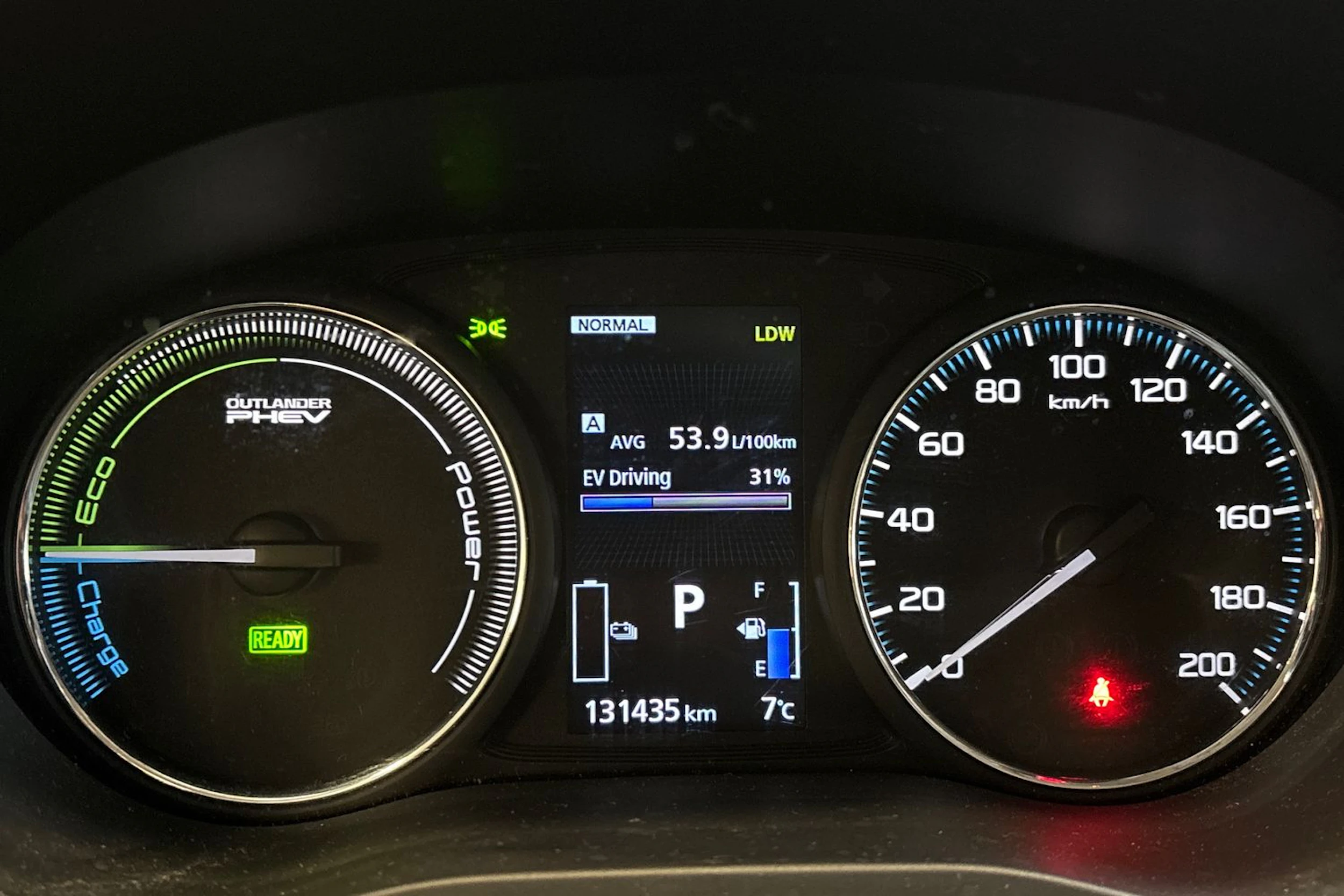 valkoinen Mitsubishi Outlander PHEV 2018 kuva 18.