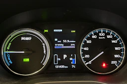 valkoinen Mitsubishi Outlander PHEV 2018 kuva 18.