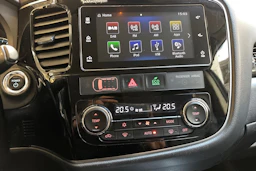 valkoinen Mitsubishi Outlander PHEV 2018 kuva 20.