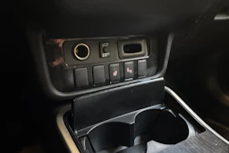 valkoinen Mitsubishi Outlander PHEV 2018 kuva 21.