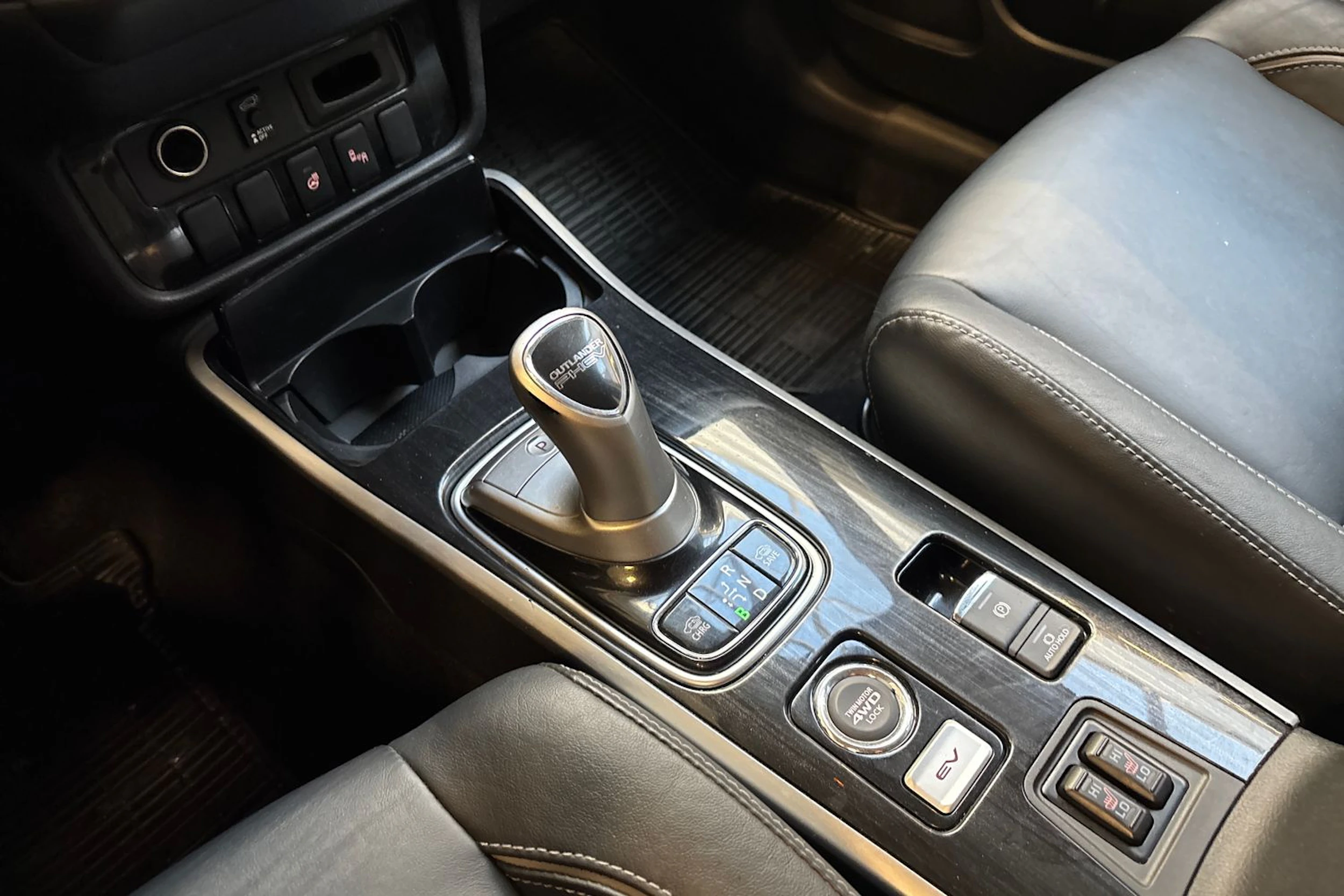 valkoinen Mitsubishi Outlander PHEV 2018 kuva 22.
