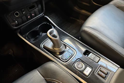 valkoinen Mitsubishi Outlander PHEV 2018 kuva 22.