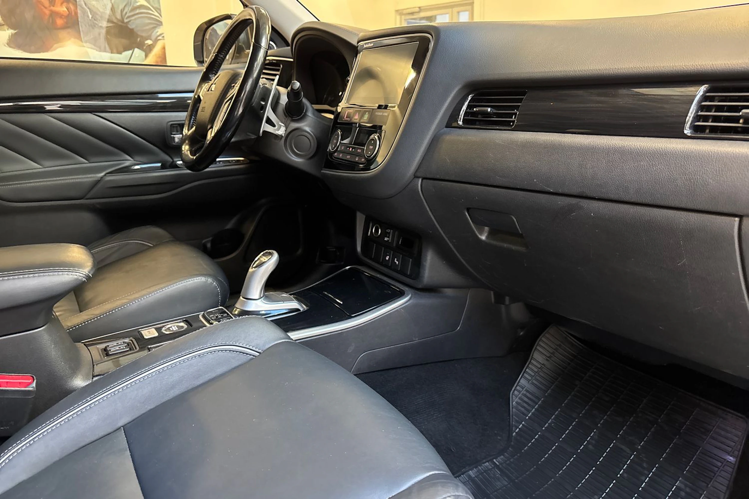 valkoinen Mitsubishi Outlander PHEV 2018 kuva 24.