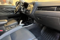 valkoinen Mitsubishi Outlander PHEV 2018 kuva 24.