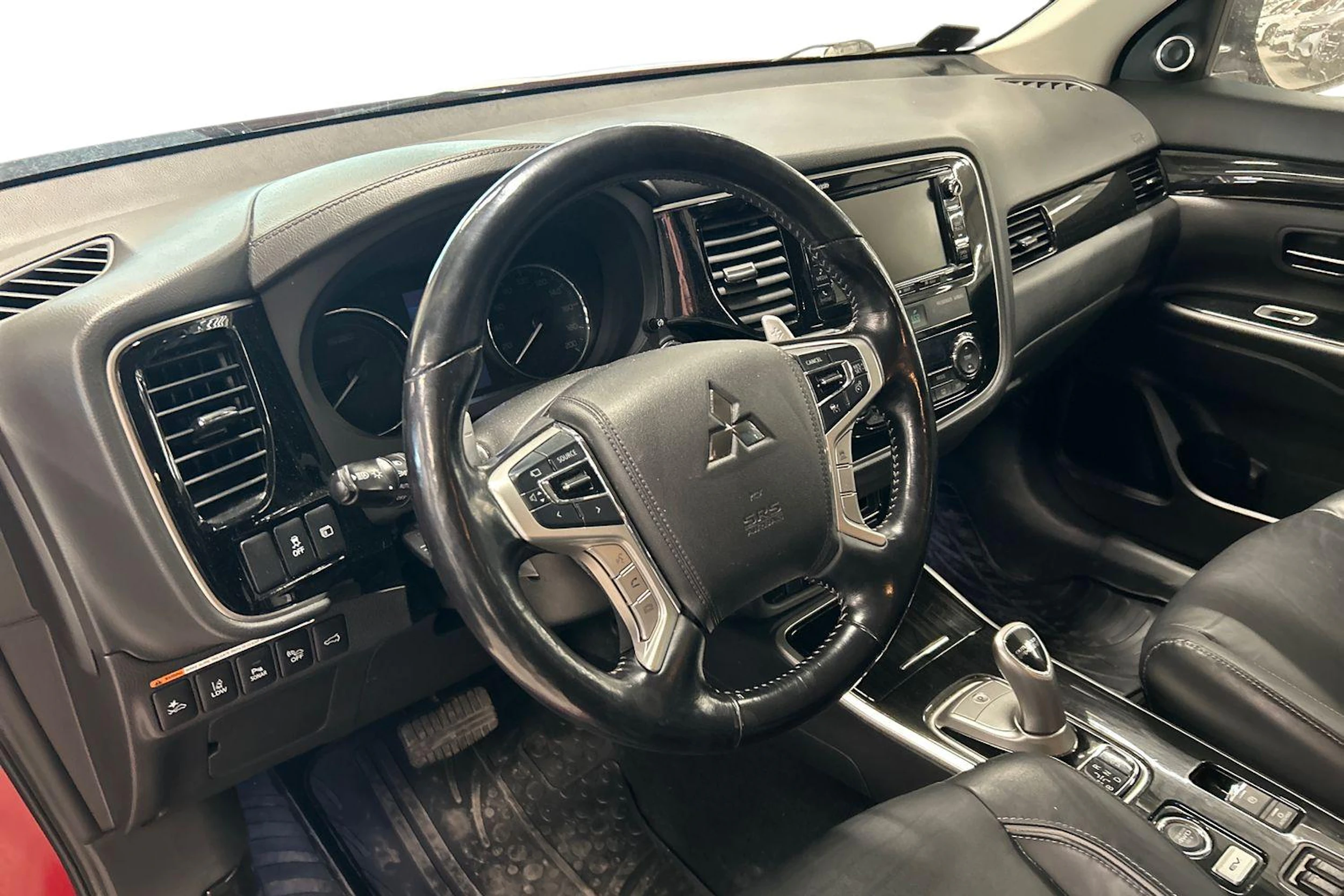 Punainen Mitsubishi Outlander PHEV 2018 kuva 3.