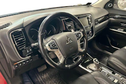 Punainen Mitsubishi Outlander PHEV 2018 kuva 3.