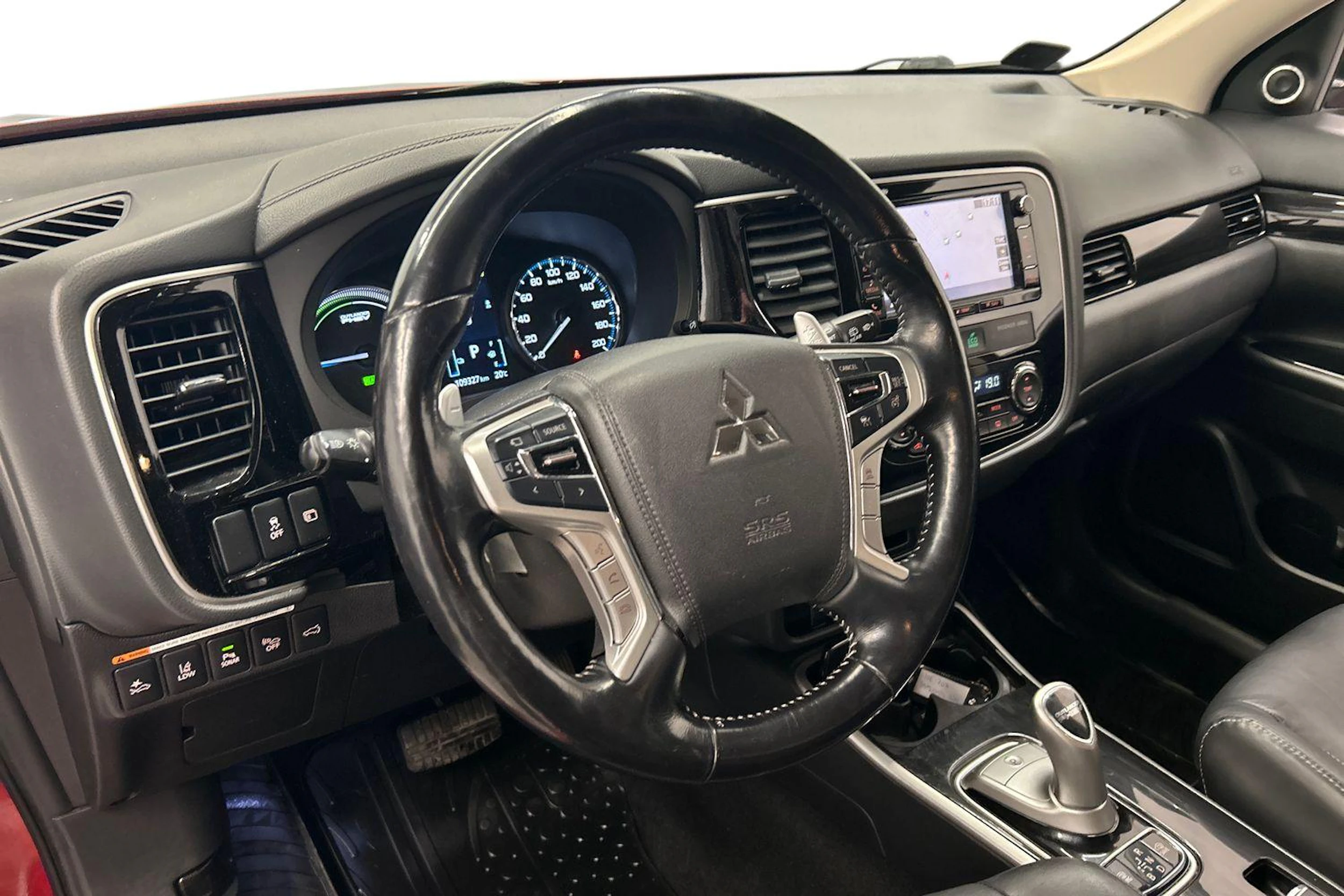 Punainen Mitsubishi Outlander PHEV 2018 kuva 6.