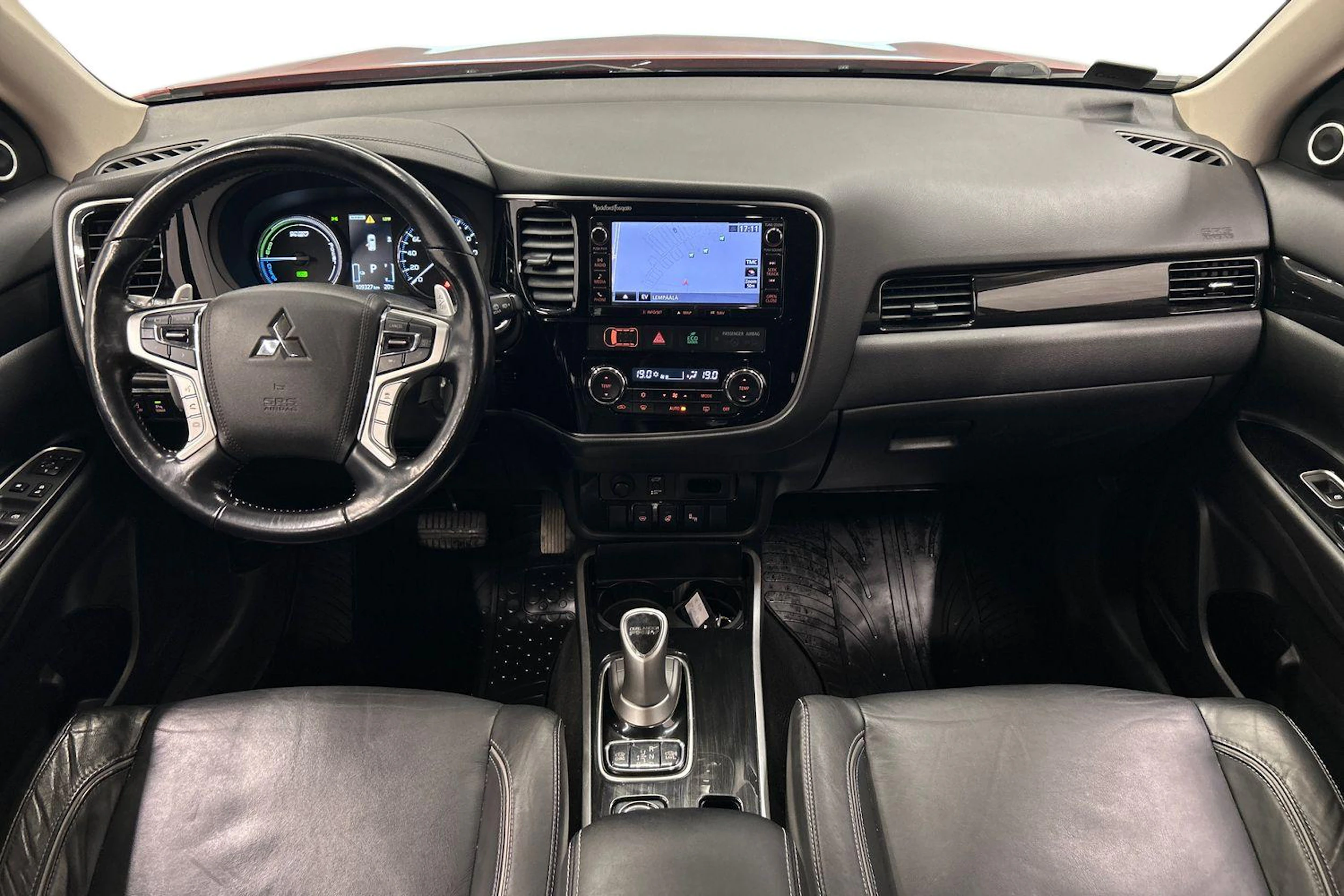 Punainen Mitsubishi Outlander PHEV 2018 kuva 7.