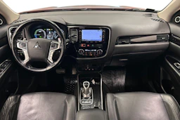 Punainen Mitsubishi Outlander PHEV 2018 kuva 7.