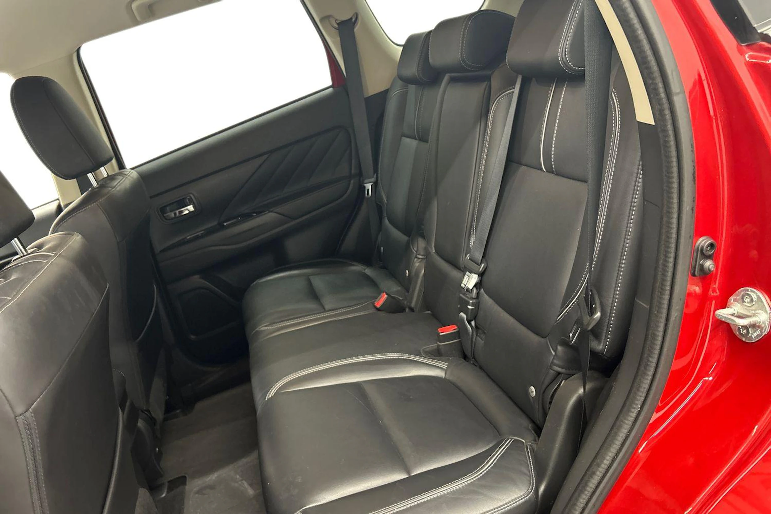 Punainen Mitsubishi Outlander PHEV 2018 kuva 8.