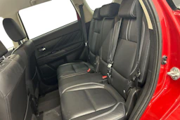 Punainen Mitsubishi Outlander PHEV 2018 kuva 8.