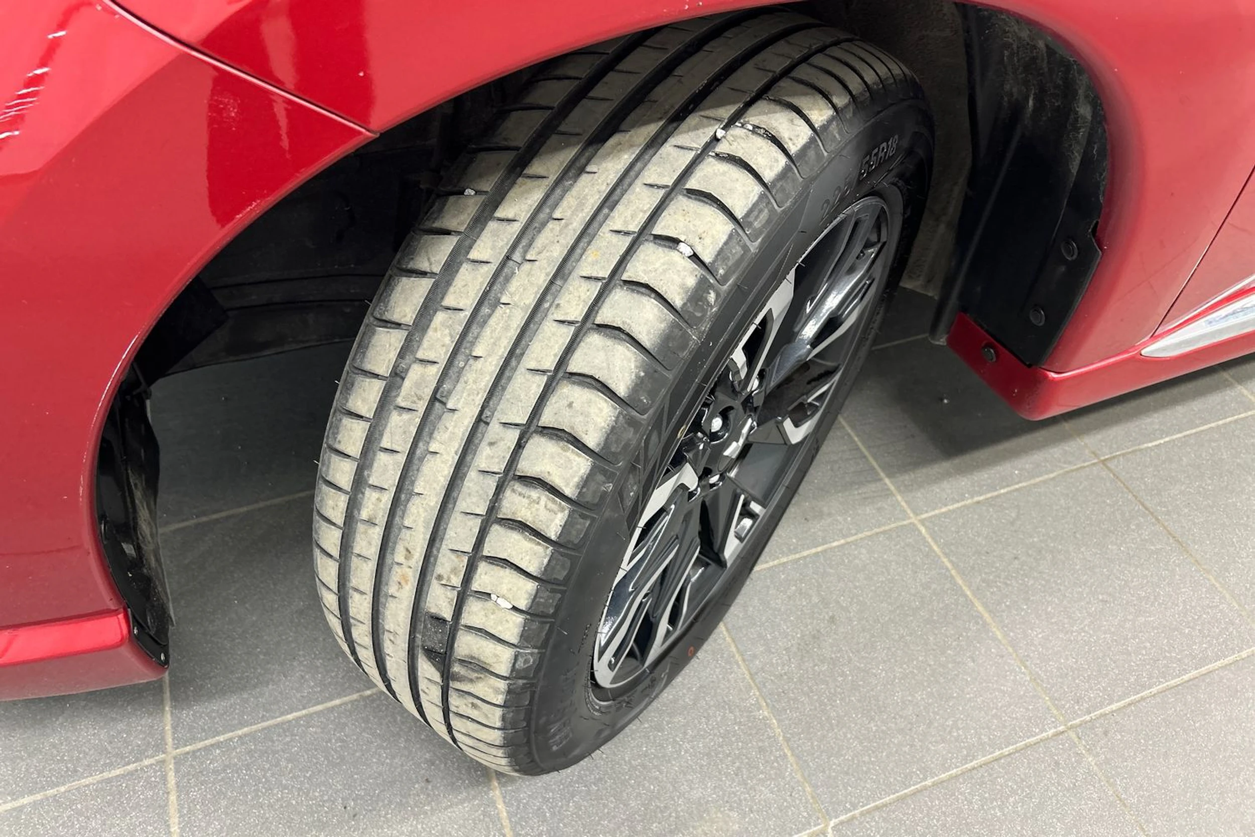 Punainen Mitsubishi Outlander PHEV 2018 kuva 10.