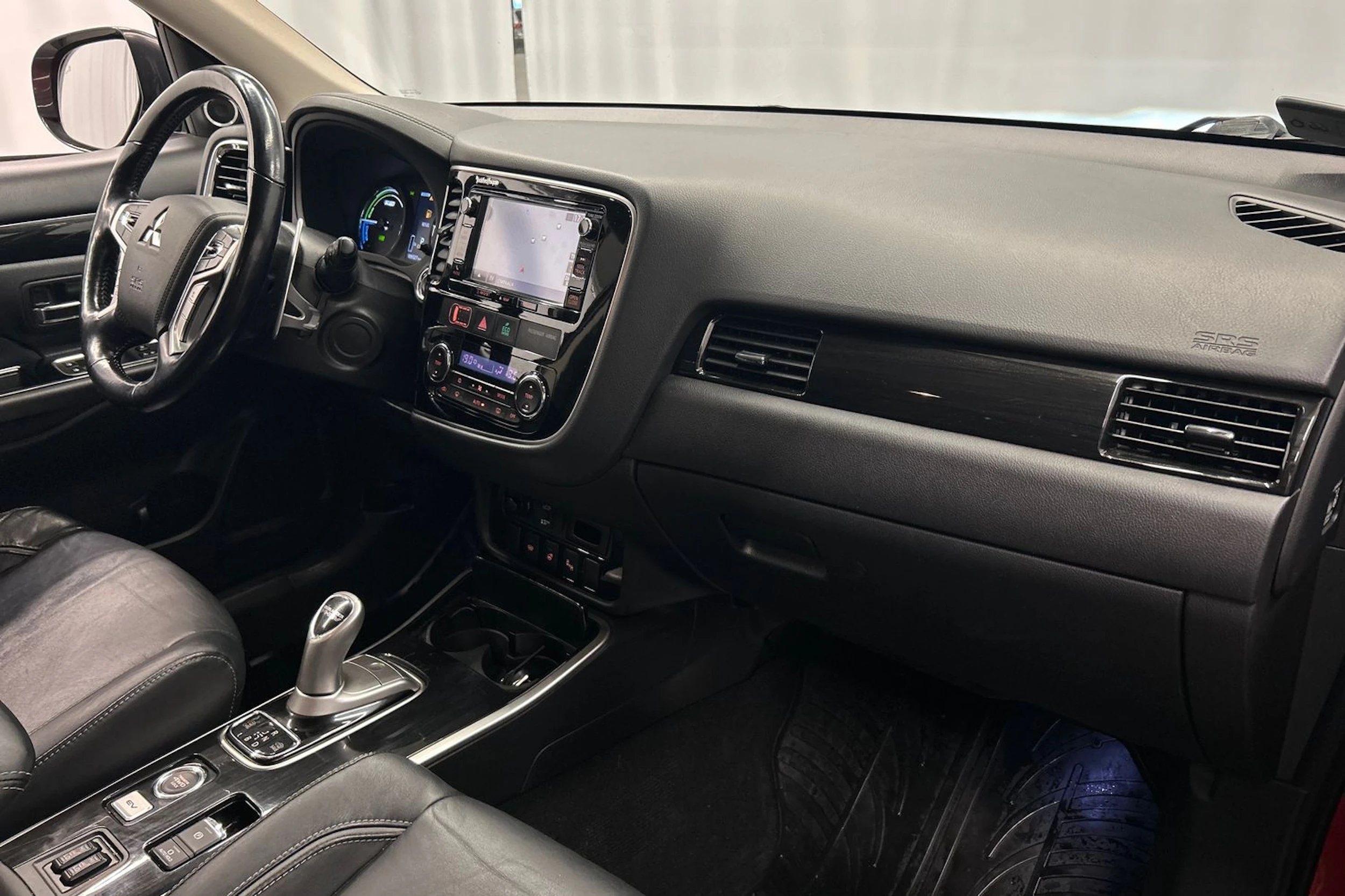 Punainen Mitsubishi Outlander PHEV 2018 kuva 11.