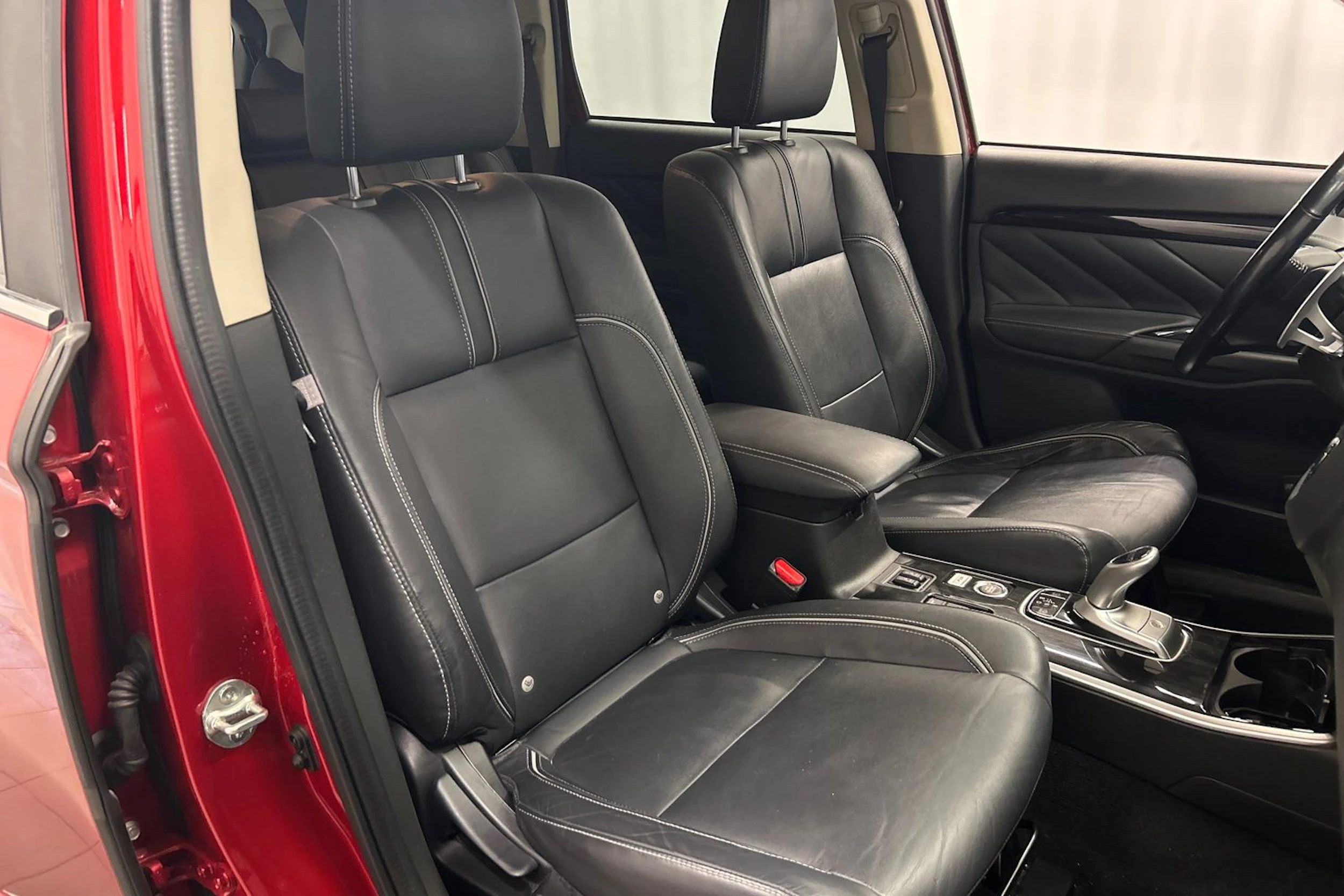 Punainen Mitsubishi Outlander PHEV 2018 kuva 12.