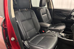 Punainen Mitsubishi Outlander PHEV 2018 kuva 12.