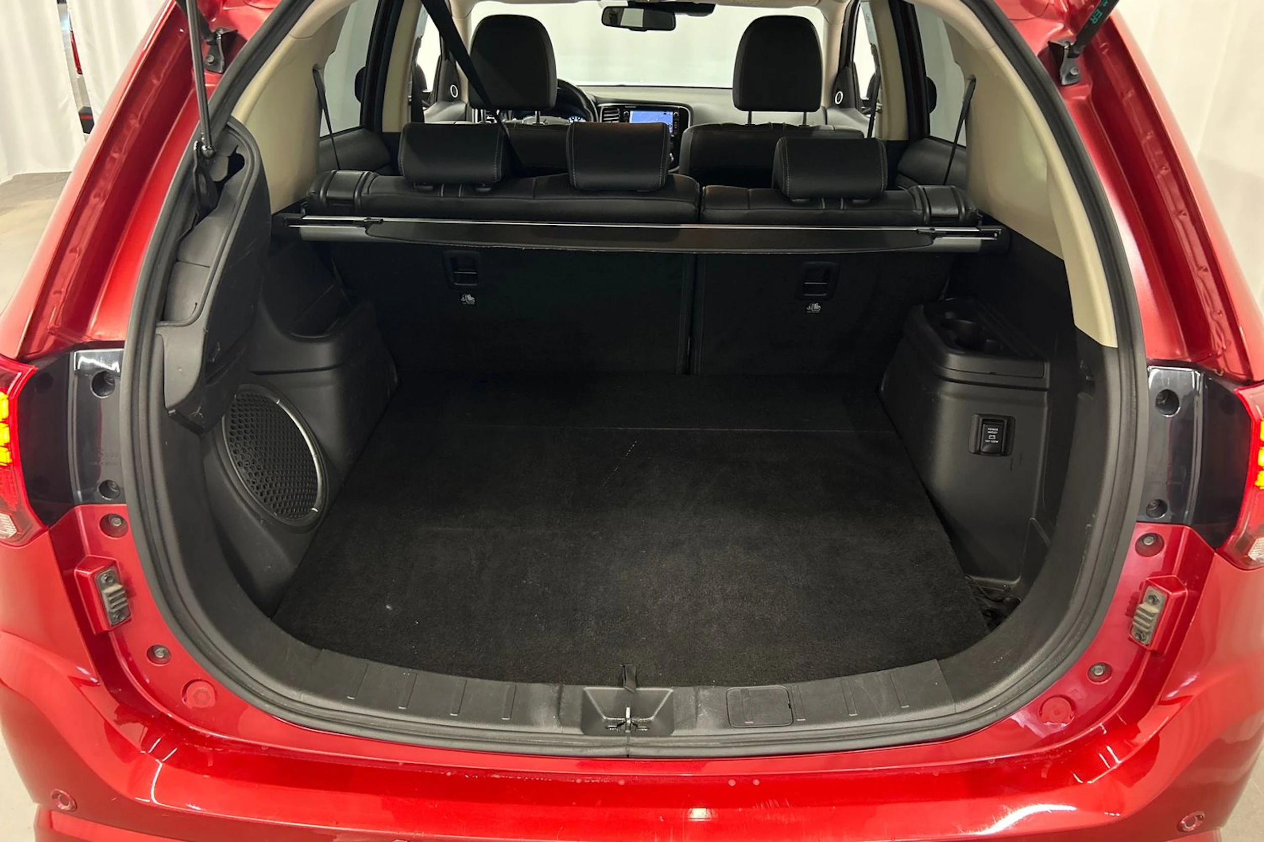 Punainen Mitsubishi Outlander PHEV 2018 kuva 13.