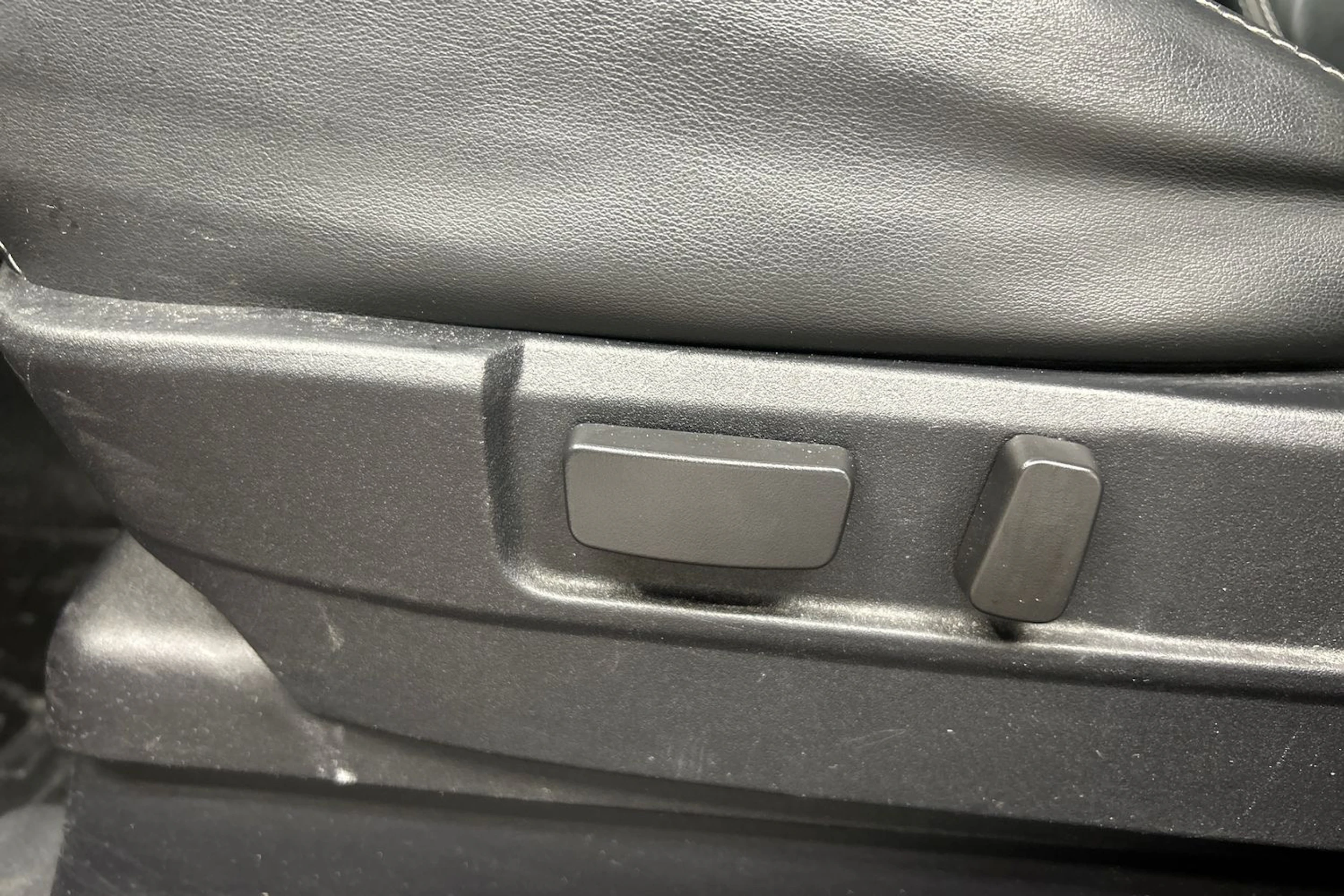 Punainen Mitsubishi Outlander PHEV 2018 kuva 15.