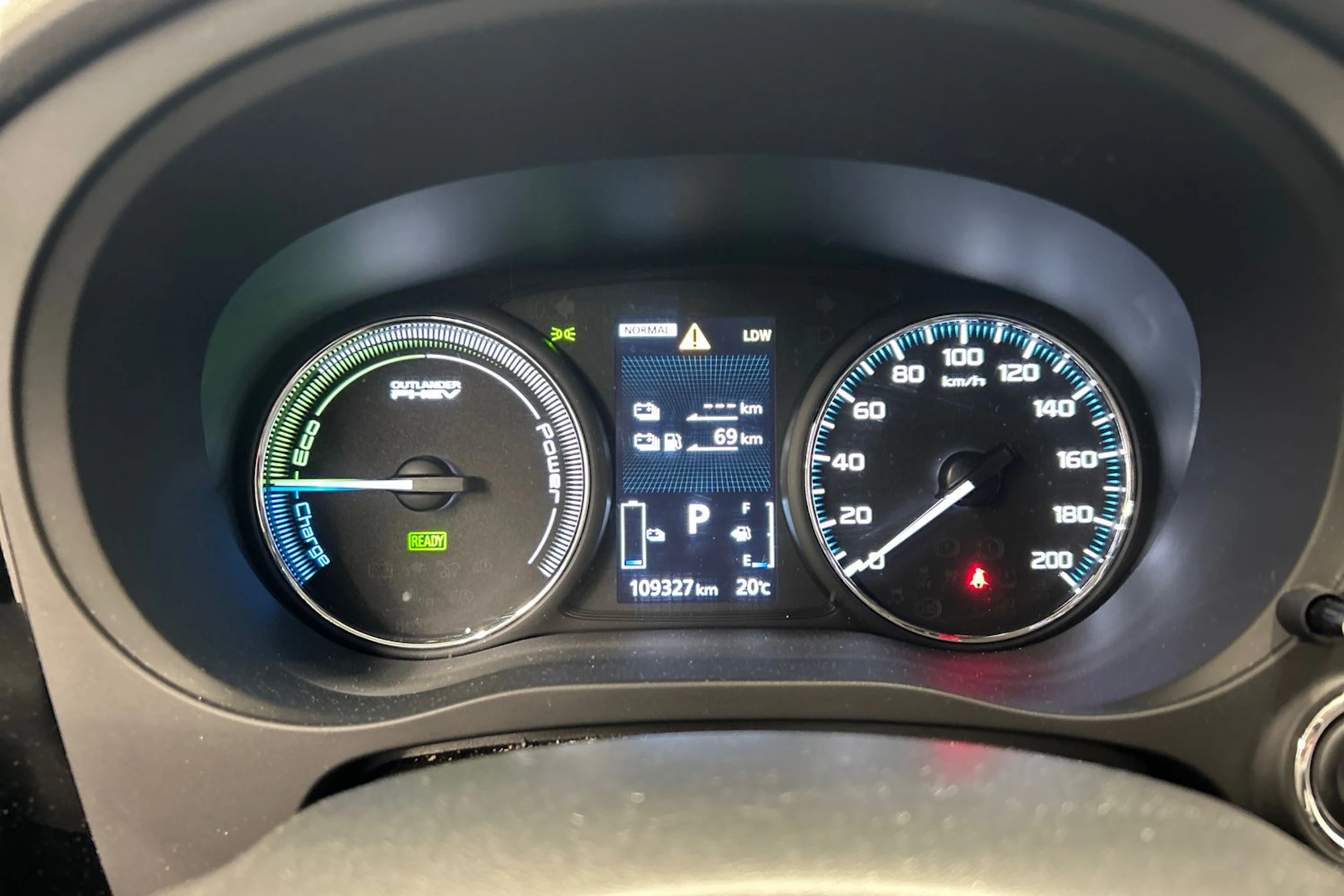 Punainen Mitsubishi Outlander PHEV 2018 kuva 16.