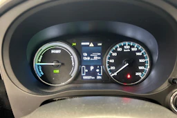 Punainen Mitsubishi Outlander PHEV 2018 kuva 16.