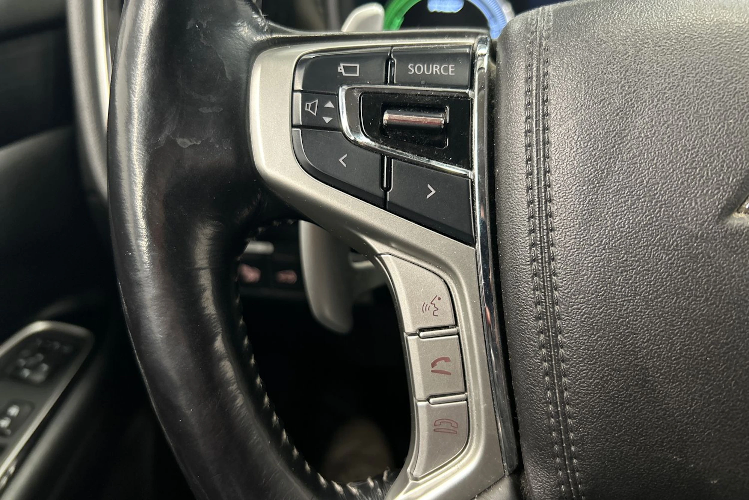 Punainen Mitsubishi Outlander PHEV 2018 kuva 17.