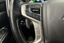 Punainen Mitsubishi Outlander PHEV 2018 kuva 17.