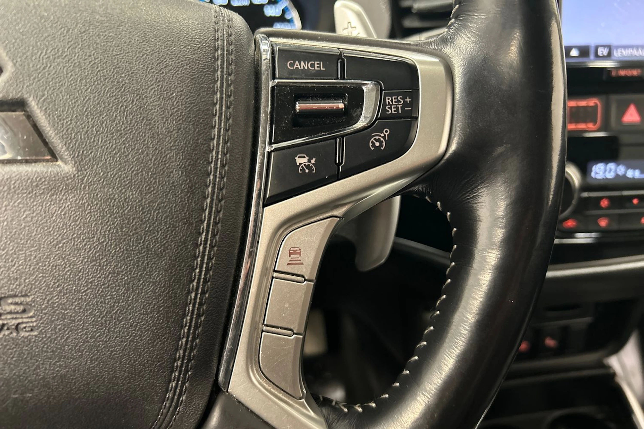 Punainen Mitsubishi Outlander PHEV 2018 kuva 18.