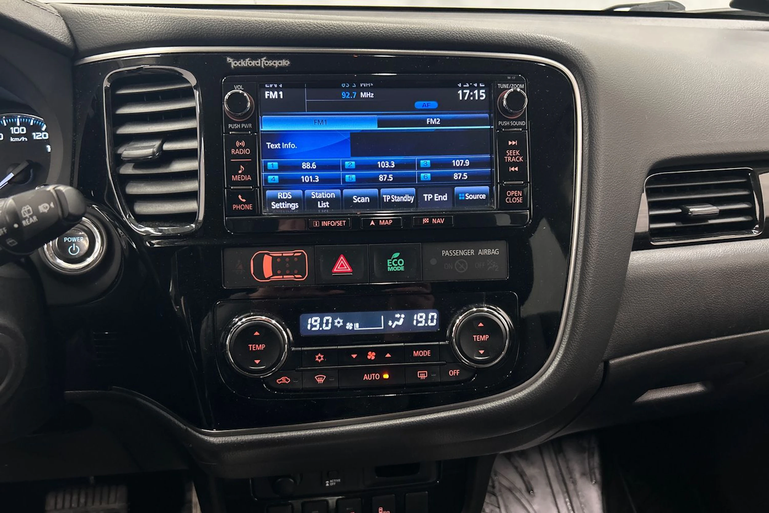 Punainen Mitsubishi Outlander PHEV 2018 kuva 19.