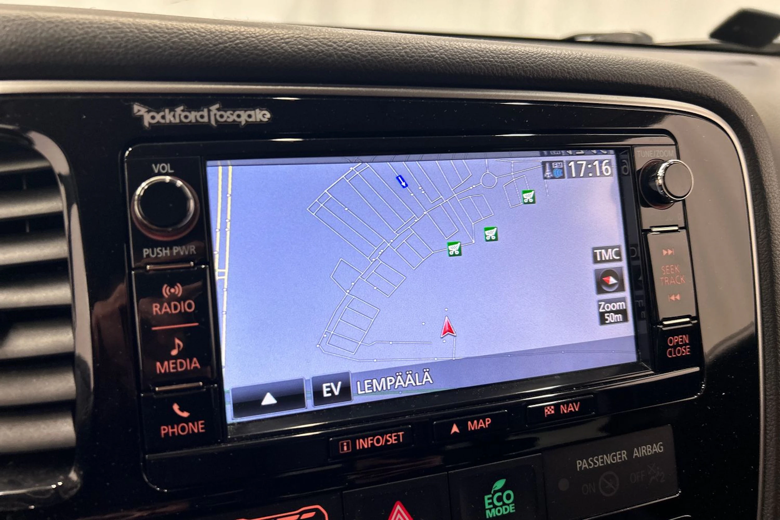 Punainen Mitsubishi Outlander PHEV 2018 kuva 20.