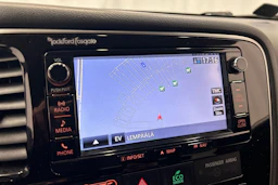 Punainen Mitsubishi Outlander PHEV 2018 kuva 20.