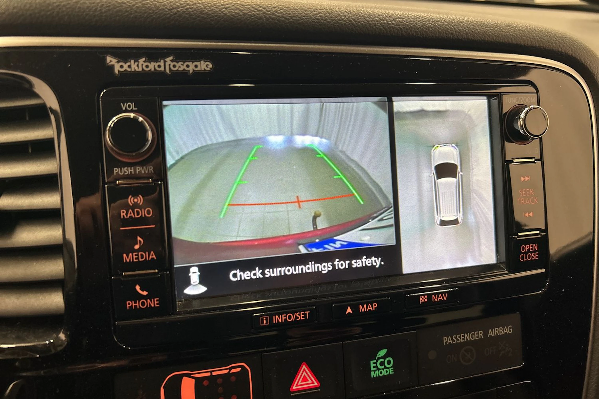 Punainen Mitsubishi Outlander PHEV 2018 kuva 21.