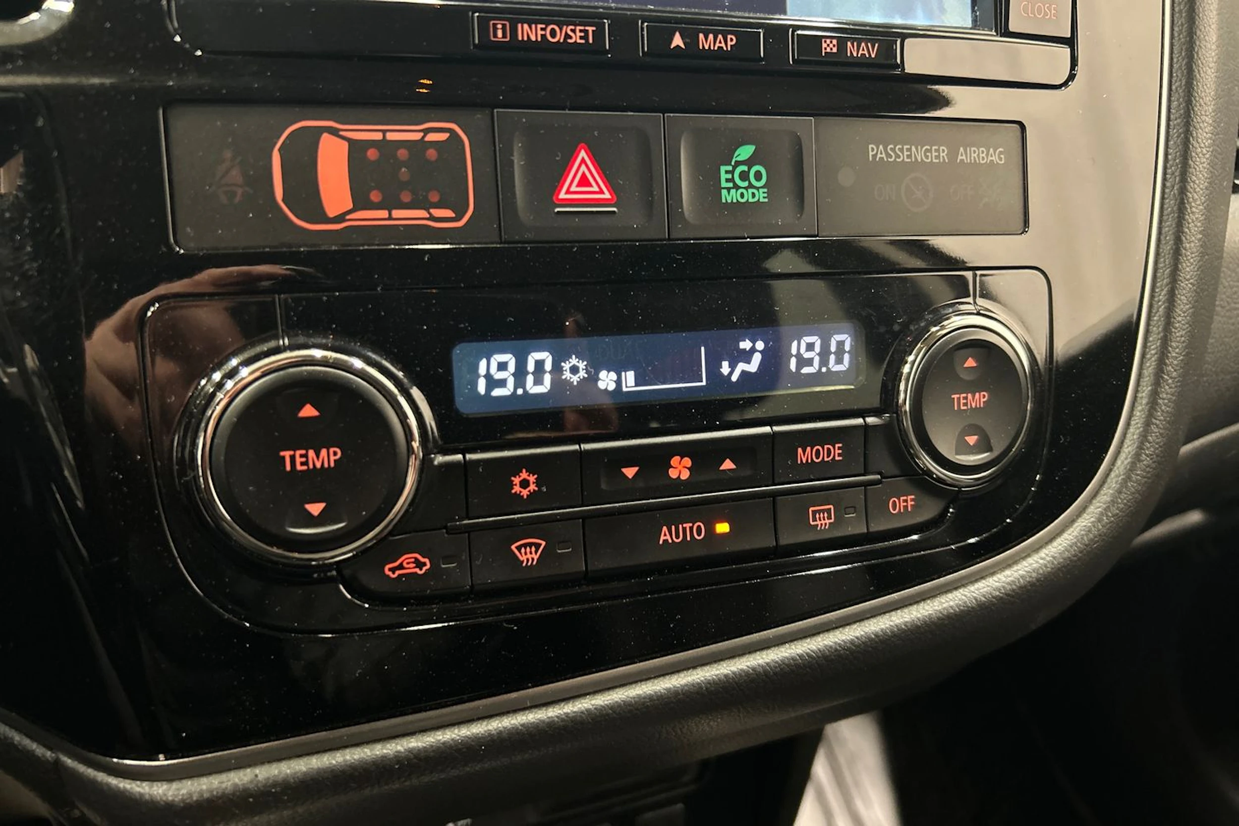 Punainen Mitsubishi Outlander PHEV 2018 kuva 22.