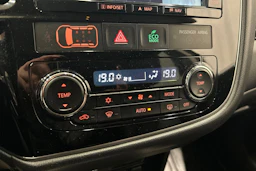 Punainen Mitsubishi Outlander PHEV 2018 kuva 22.