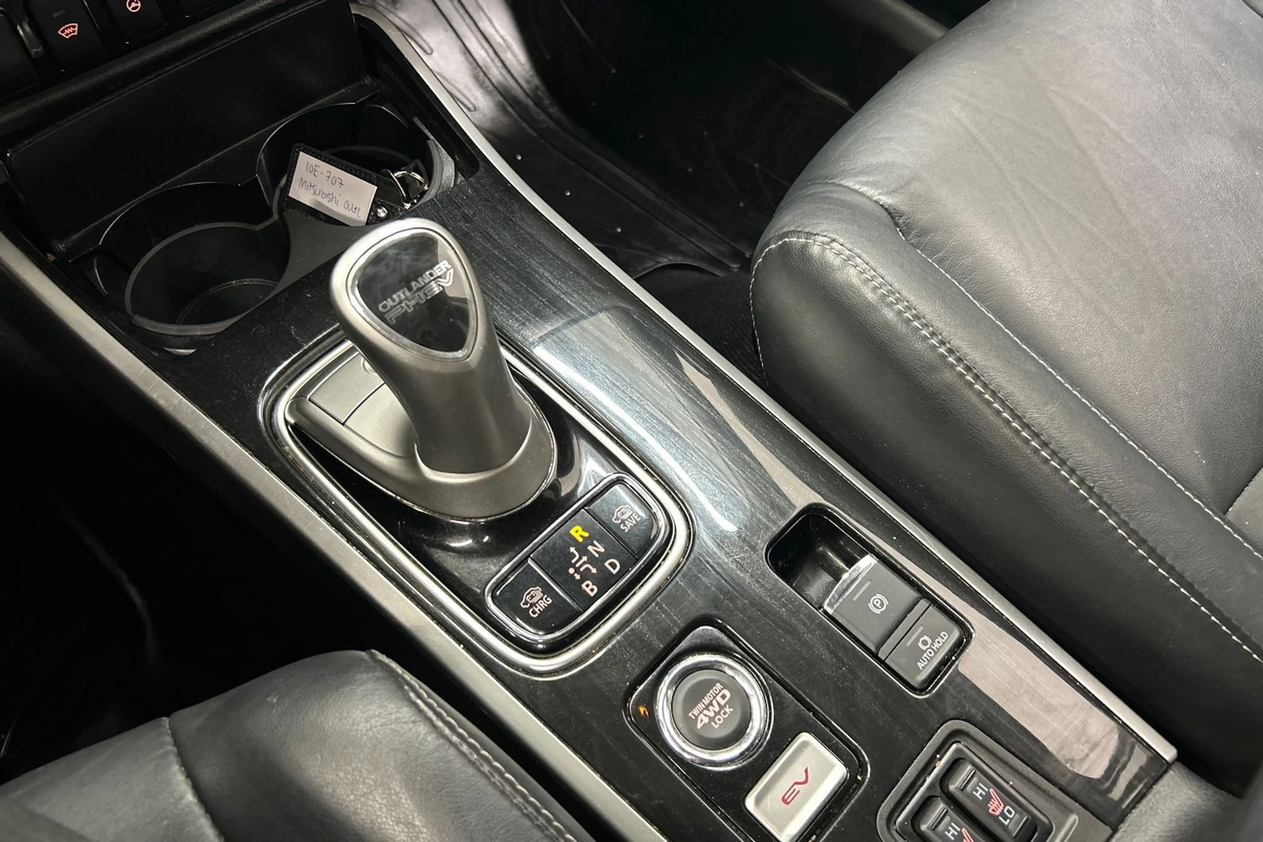 Punainen Mitsubishi Outlander PHEV 2018 kuva 23.