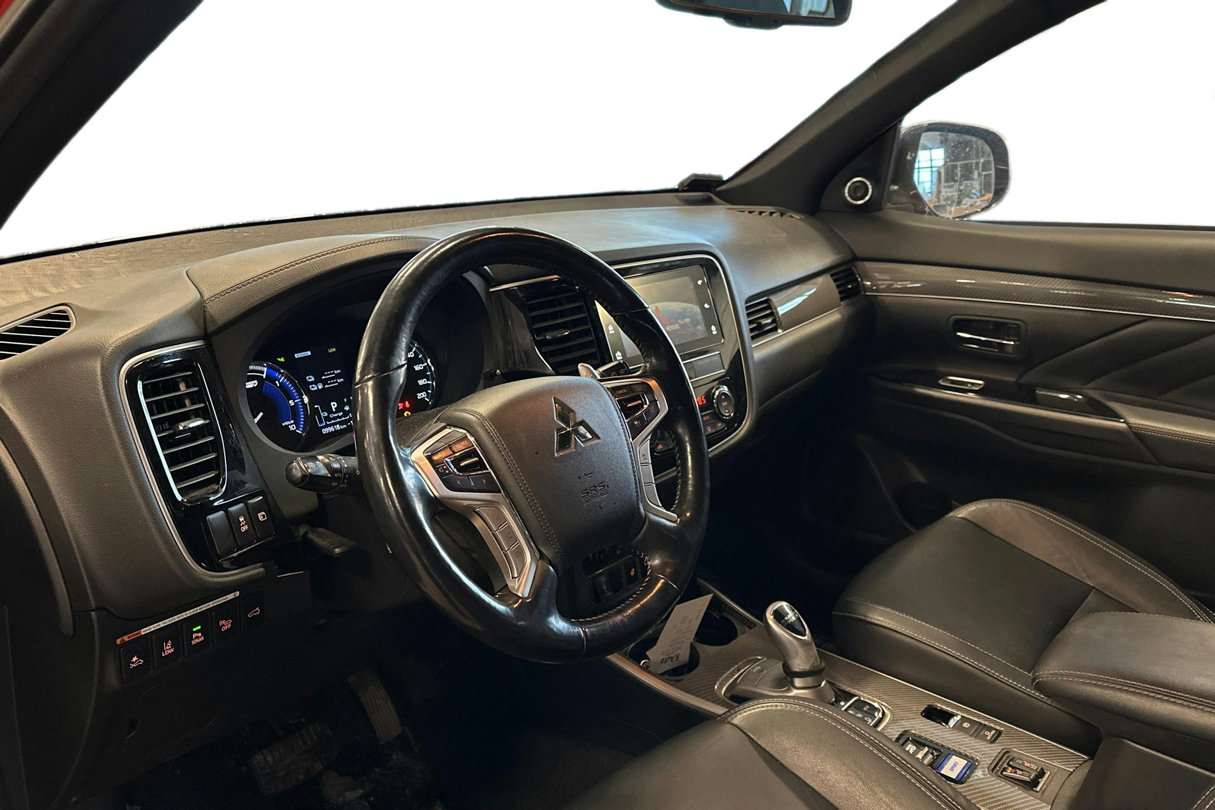 punainen Mitsubishi Outlander PHEV 2018 kuva 3.