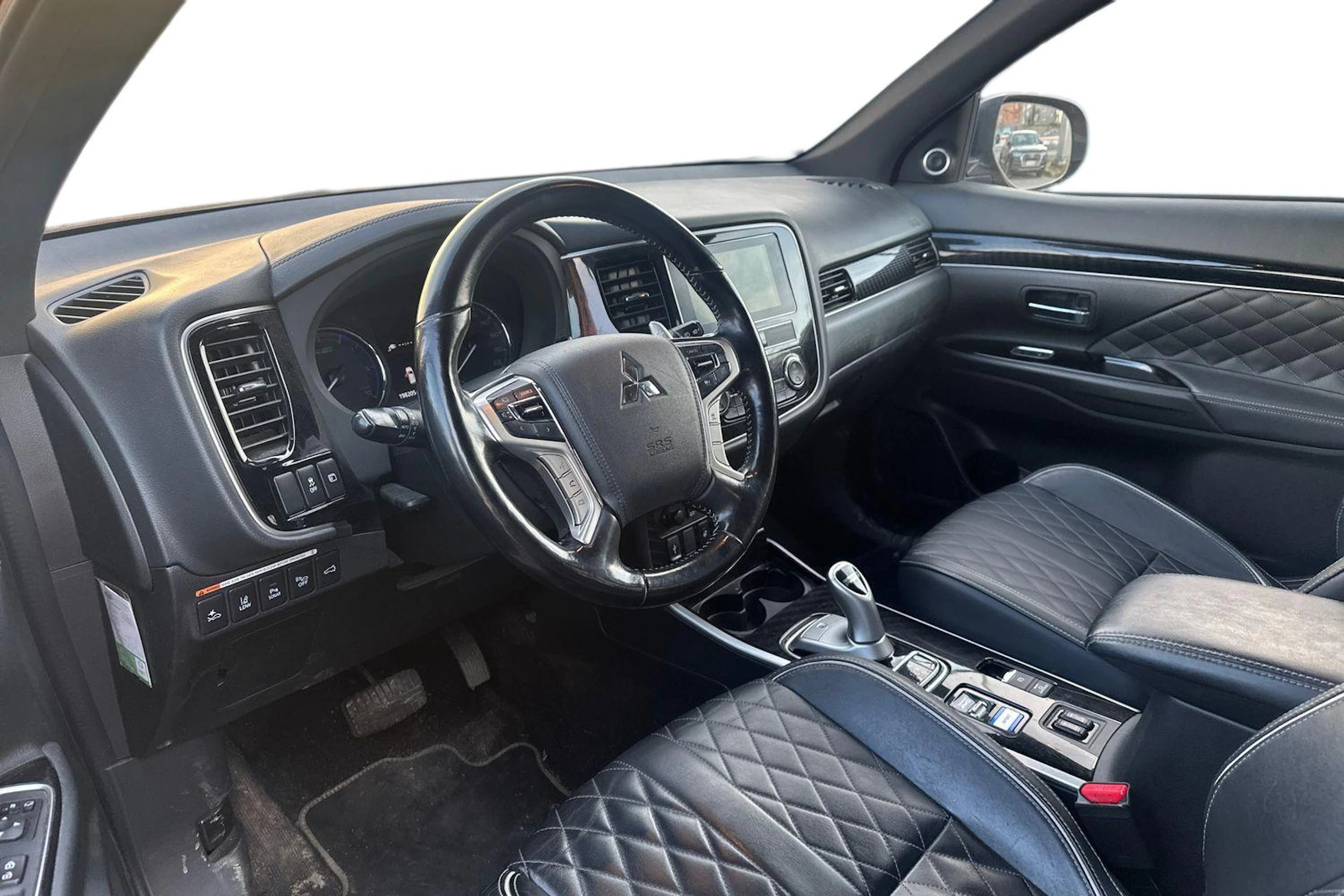 Punainen Mitsubishi Outlander PHEV 2019 kuva 3.