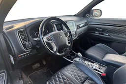 Punainen Mitsubishi Outlander PHEV 2019 kuva 3.