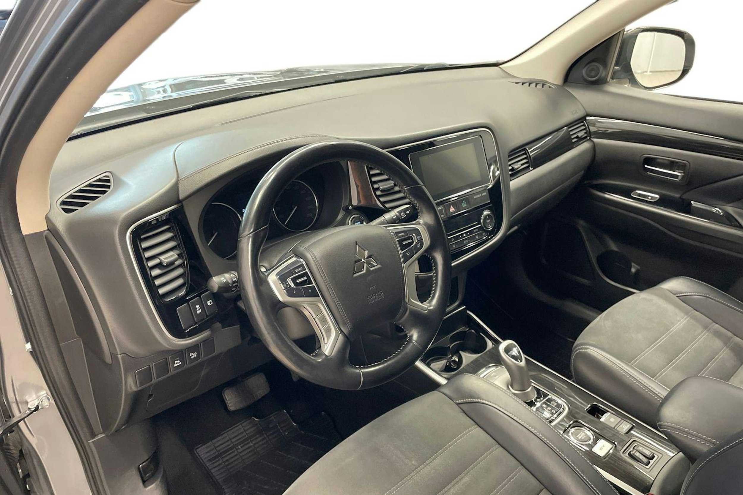 Harmaa Mitsubishi Outlander PHEV 2018 kuva 7.