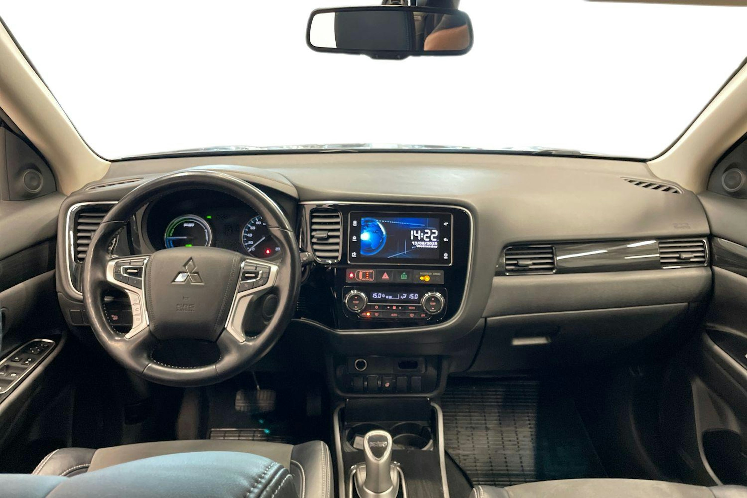 Harmaa Mitsubishi Outlander PHEV 2018 kuva 9.