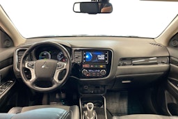 Harmaa Mitsubishi Outlander PHEV 2018 kuva 9.