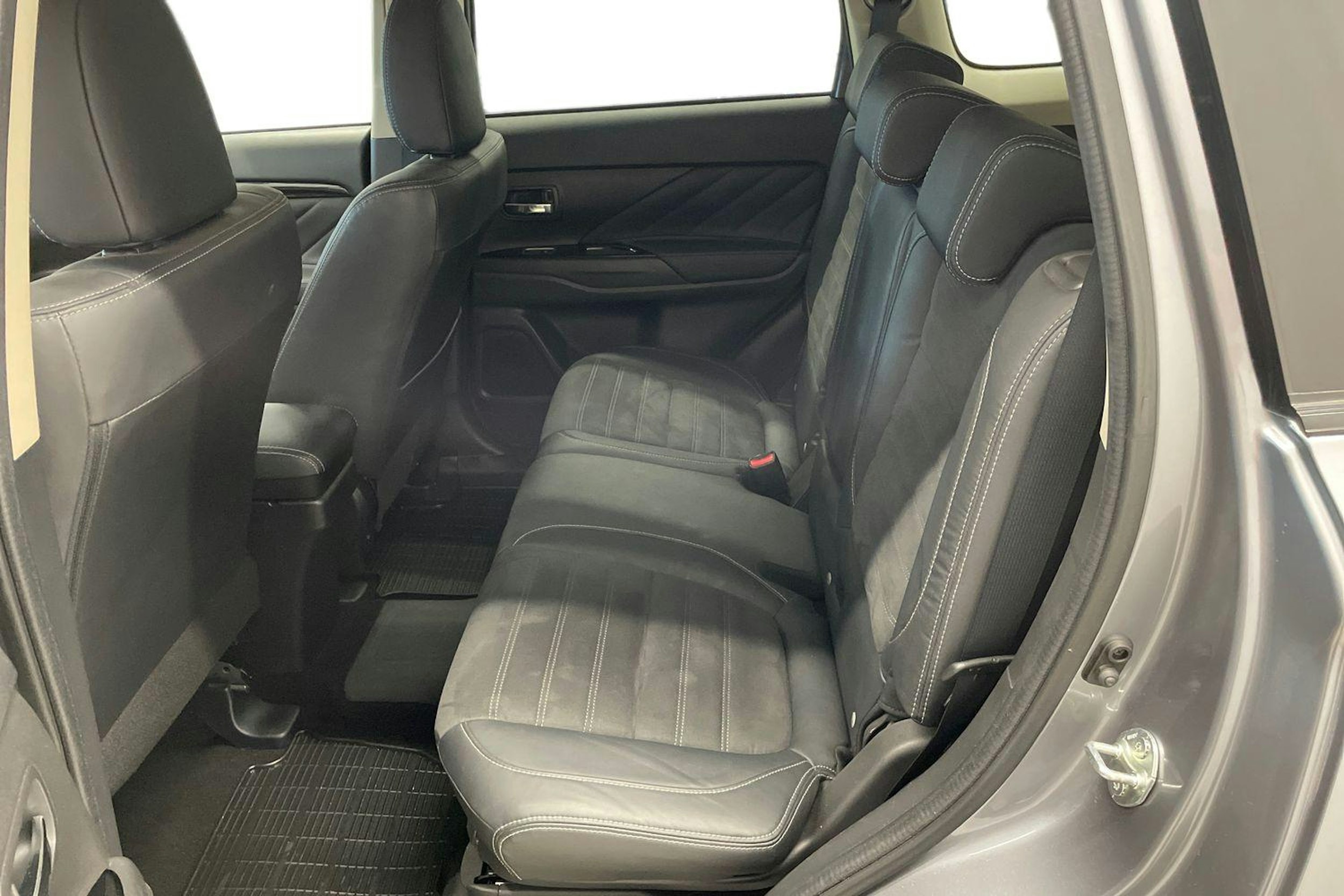 Harmaa Mitsubishi Outlander PHEV 2018 kuva 10.