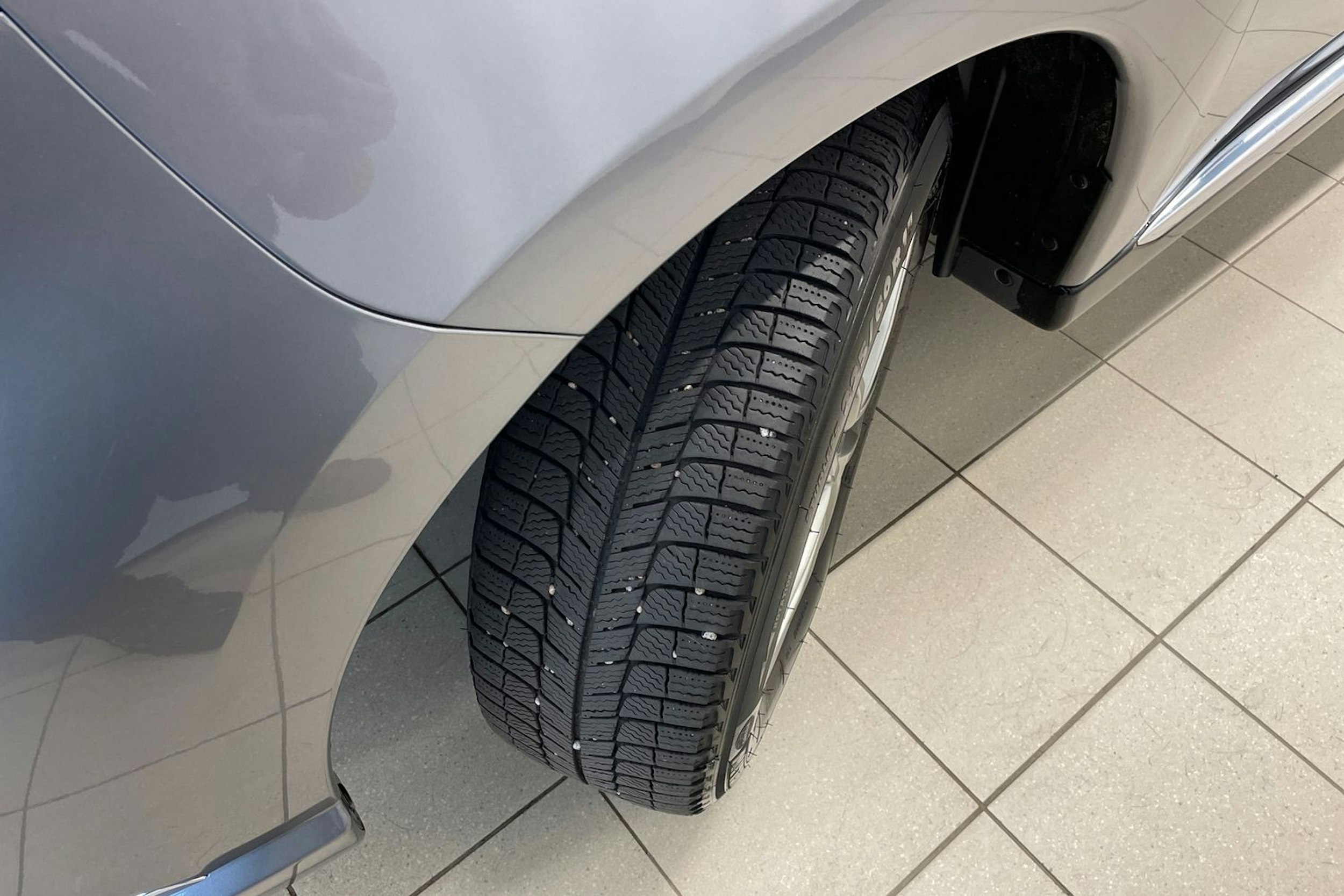 Harmaa Mitsubishi Outlander PHEV 2018 kuva 13.