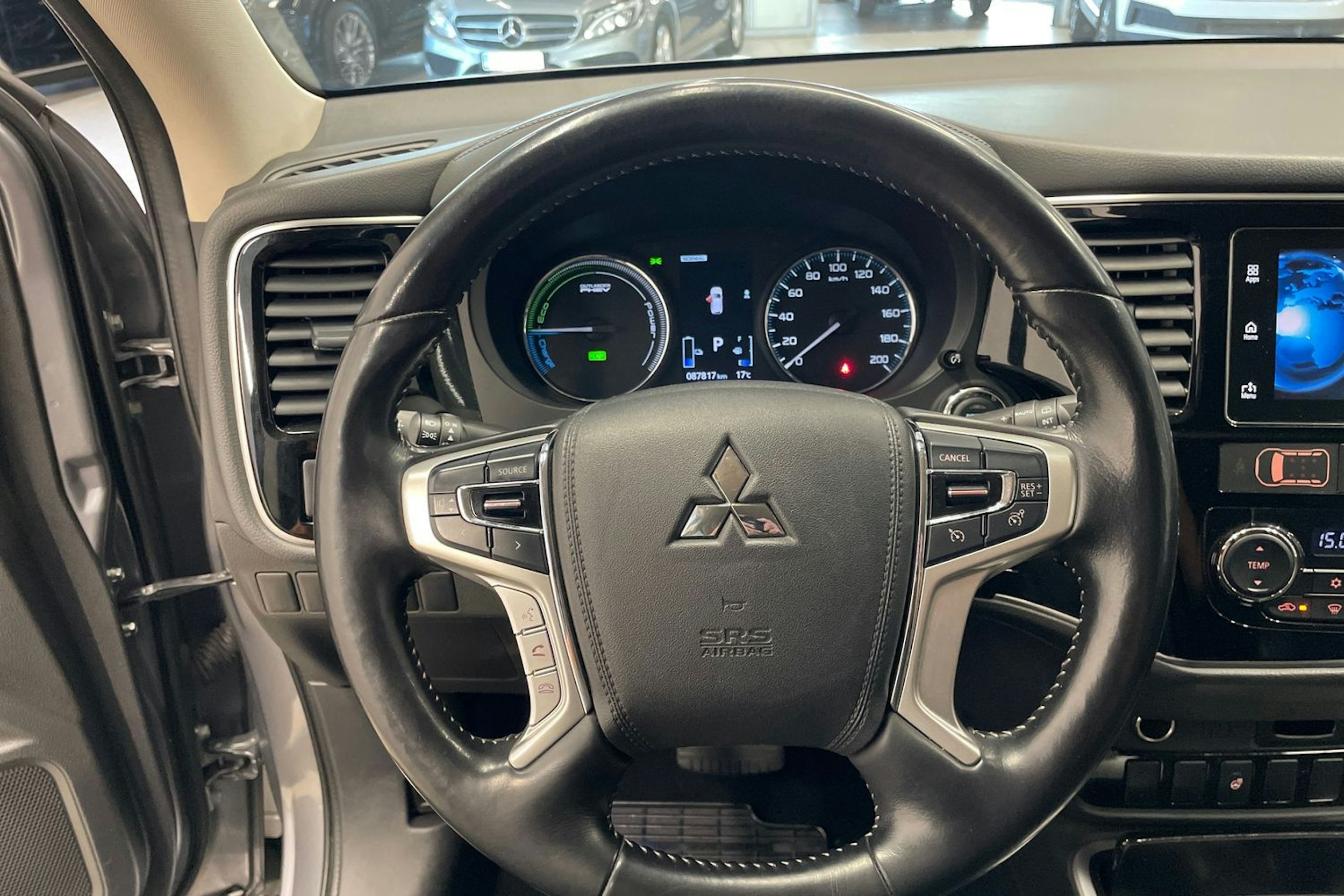 Harmaa Mitsubishi Outlander PHEV 2018 kuva 14.