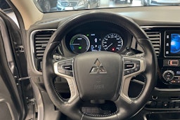 Harmaa Mitsubishi Outlander PHEV 2018 kuva 14.